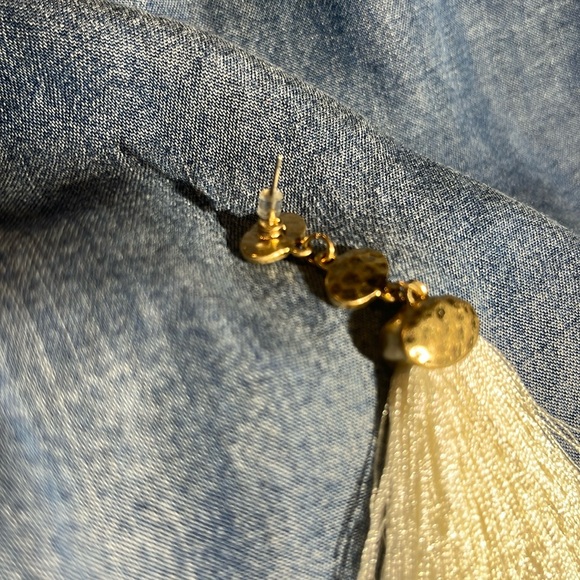 NEW EARRINGS GOLD TONE CREAM FRINGE - Picture 3 of 3